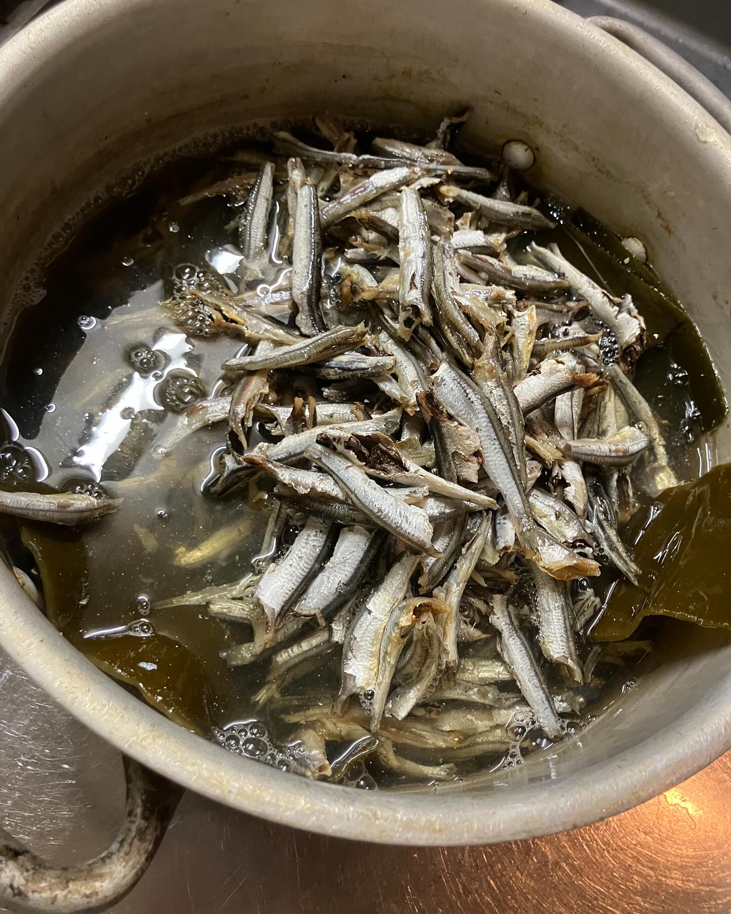 DAKEジャナイ中華なのに…だから…今日ダケ限定の天麩羅とうどんメニューの為だけに、前日から水出ししたお出汁をこしらえている。。
#中華#居酒屋#東心斎橋#のみ助け#酒好き#人好き#ワイワイ#うどん#天麩羅